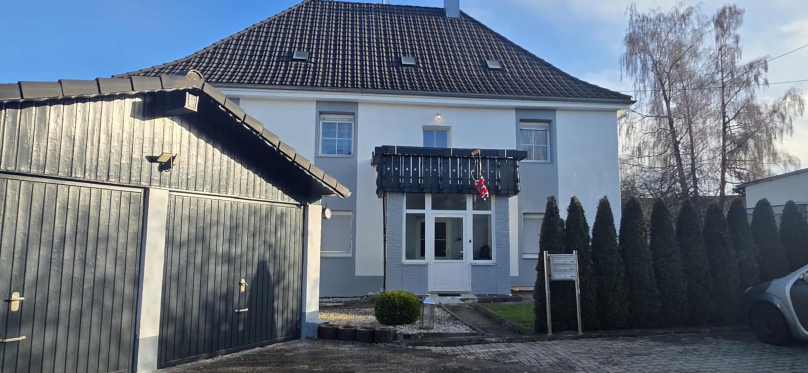 Zweifamilienhaus mit ausbaufähigem Dachgeschoss in zentraler, ruhiger Lage in Tannheim  